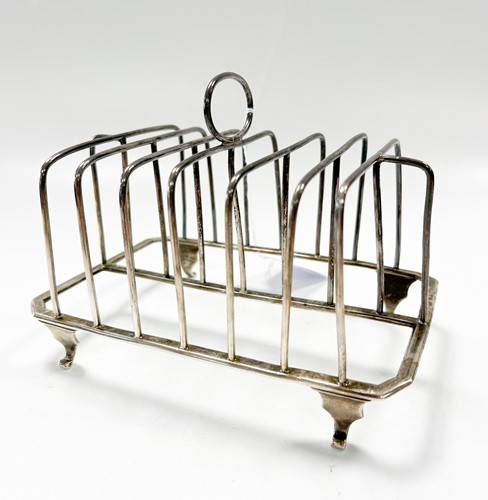 Lot 589 - A George III silver 6 bar toast rack