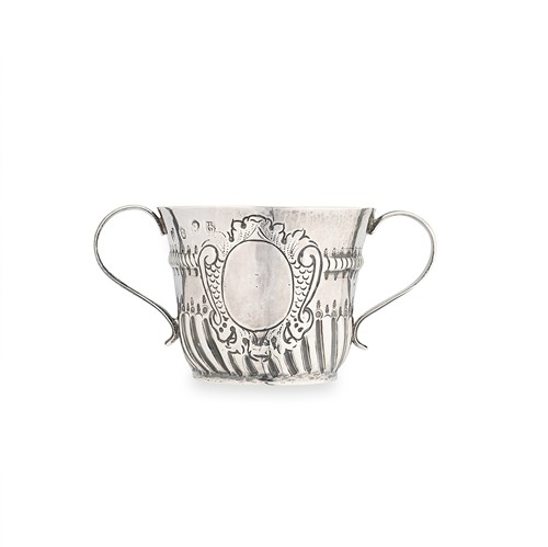 Lot 567 - A Queen Anne Britannia silver porringer