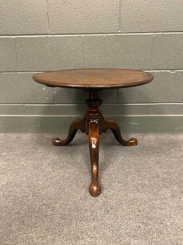 Lot 414 - A George III mahogany dumbwaiter base, 47 x 59cm