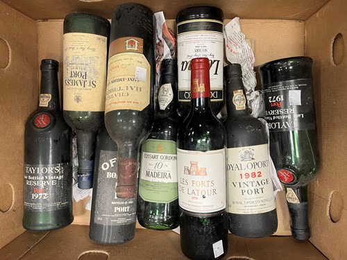 Lot 165 - Sixteen mixed bottles of port and wine (16)