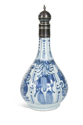 Lot 11 - A Chinese blue and white porcelain bottle vase, Wanli