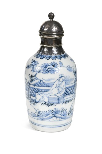 Lot 8 - A Chinese blue and white porcelain vase, Kangxi