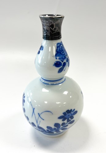 Lot 10 - A small Chinese blue white porcelain vase, 18th/19th century