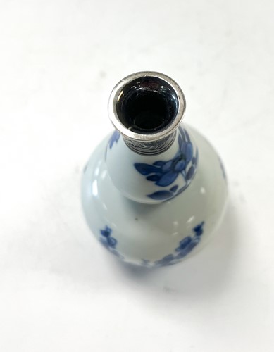 Lot 10 - A small Chinese blue white porcelain vase, 18th/19th century