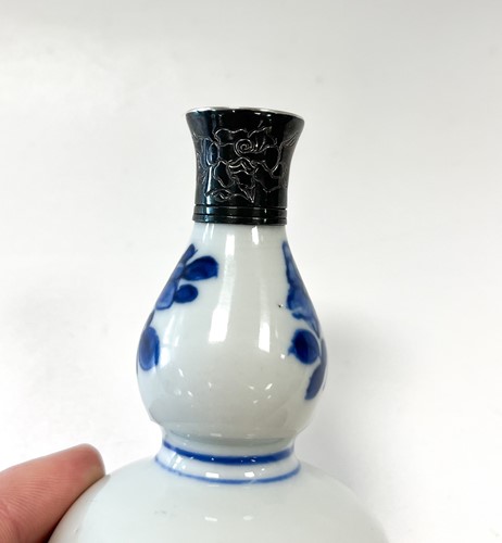 Lot 10 - A small Chinese blue white porcelain vase, 18th/19th century