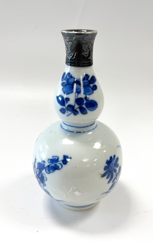 Lot 10 - A small Chinese blue white porcelain vase, 18th/19th century