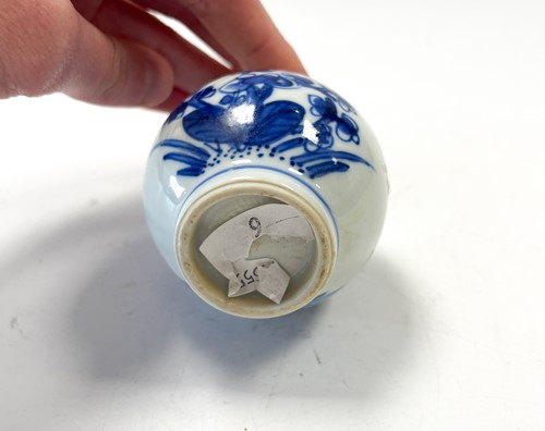 Lot 10 - A small Chinese blue white porcelain vase, 18th/19th century