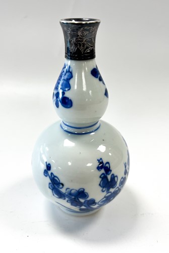 Lot 10 - A small Chinese blue white porcelain vase, 18th/19th century