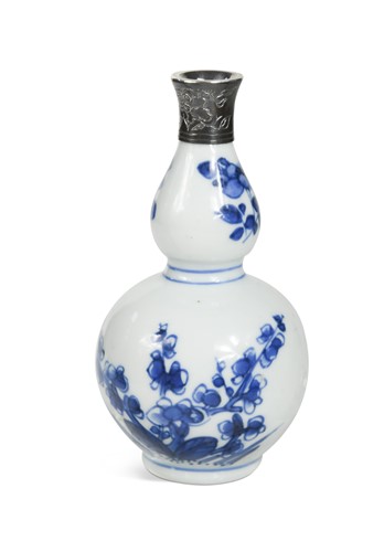 Lot 10 - A small Chinese blue white porcelain vase, 18th/19th century