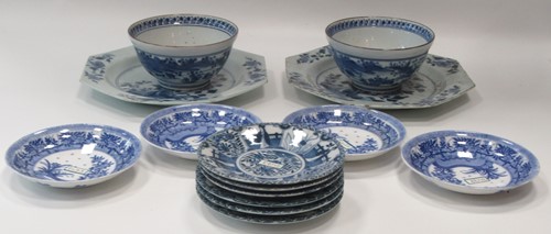 Lot 14 - A pair of Chinese blue and white bowls,...