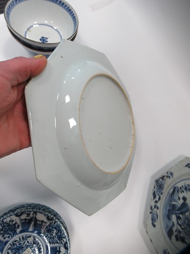 Lot 14 - A pair of Chinese blue and white bowls,...