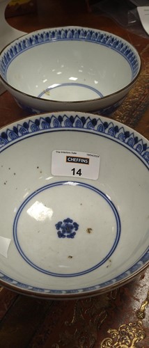 Lot 14 - A pair of Chinese blue and white bowls,...