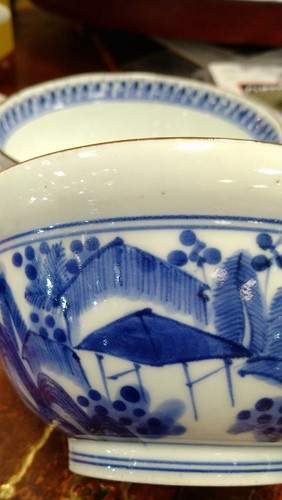Lot 14 - A pair of Chinese blue and white bowls,...