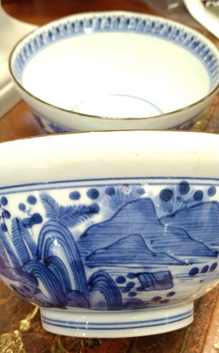 Lot 14 - A pair of Chinese blue and white bowls,...