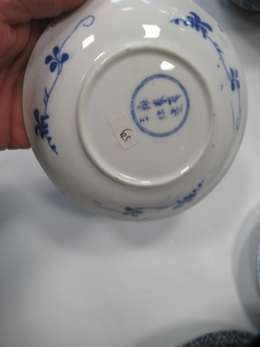 Lot 14 - A pair of Chinese blue and white bowls,...