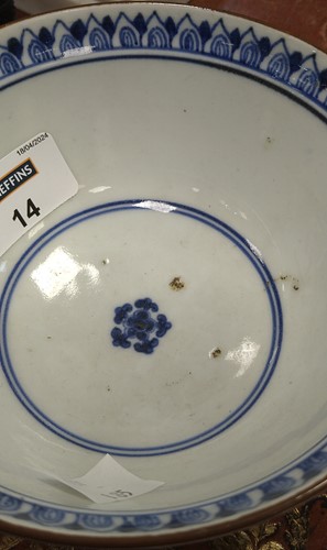 Lot 14 - A pair of Chinese blue and white bowls,...
