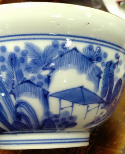 Lot 14 - A pair of Chinese blue and white bowls,...