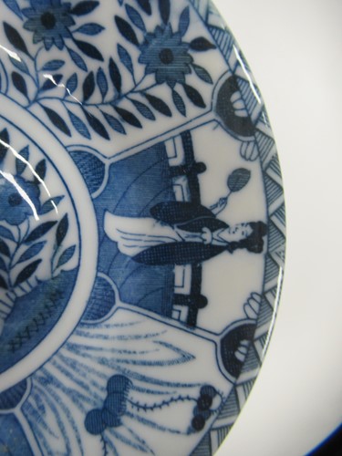 Lot 14 - A pair of Chinese blue and white bowls,...