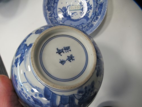 Lot 14 - A pair of Chinese blue and white bowls,...