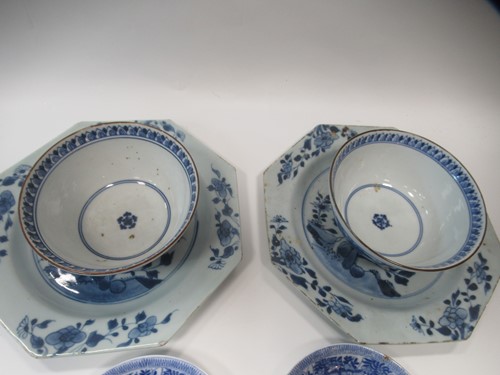 Lot 14 - A pair of Chinese blue and white bowls,...