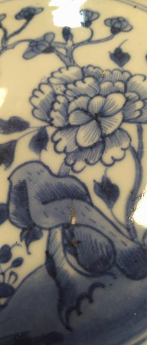 Lot 14 - A pair of Chinese blue and white bowls,...