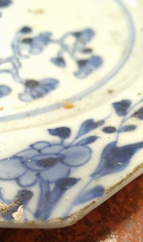 Lot 14 - A pair of Chinese blue and white bowls,...