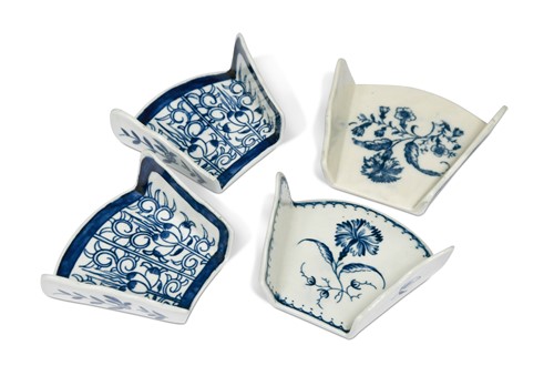 Lot 129 - A pair of Worcester blue and white Royal Lilly pattern asparagus servers, circa 1775