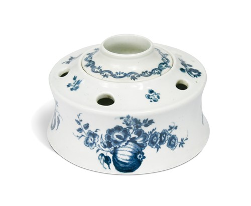 Lot 135 - A Worcester blue and white Fruit and Wreath pattern inkwell, circa 1775