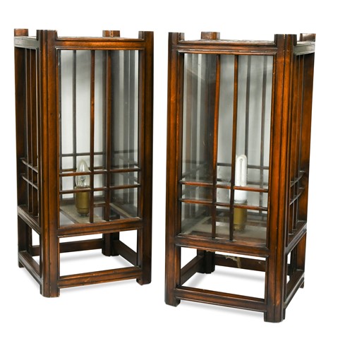 Lot 154 - A pair of Arts & Crafts style box lamps in the manner of Greene & Greene
