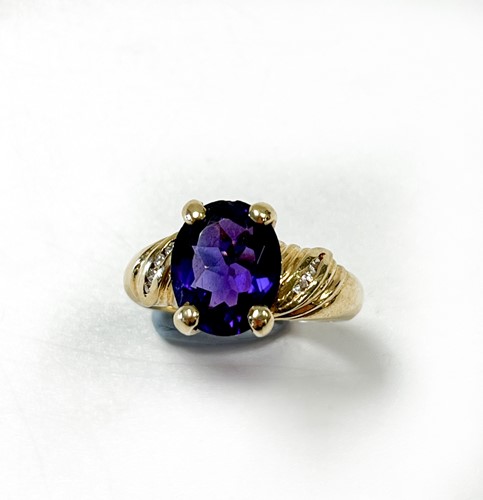 Lot 200 - An amethyst and diamond ring stamped '585 14K',...