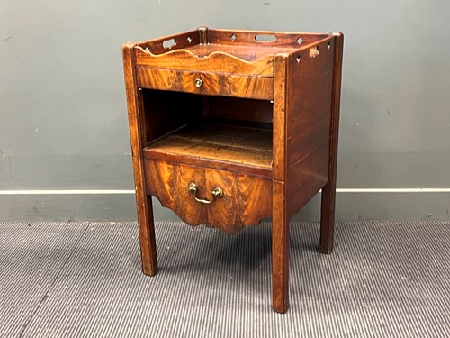 Lot 474 - A George III mahogany tray top bedside commode...