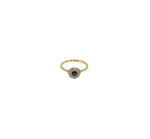 Lot 36 - A sapphire and diamond daisy style cluster ring