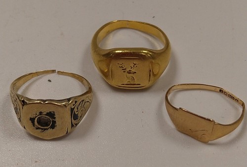 Lot 214 - A signet ring tested to at least 18ct gold,...