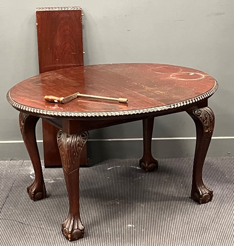 Lot 408 - A Edwardian mahogany oval extending dining...