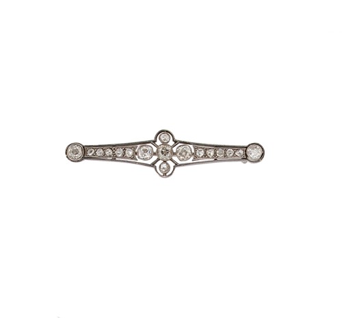 Lot 102 - A diamond set bar brooch