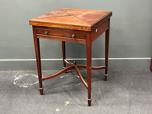 Lot 407 - An Edwardian mahogany envelope card table with...