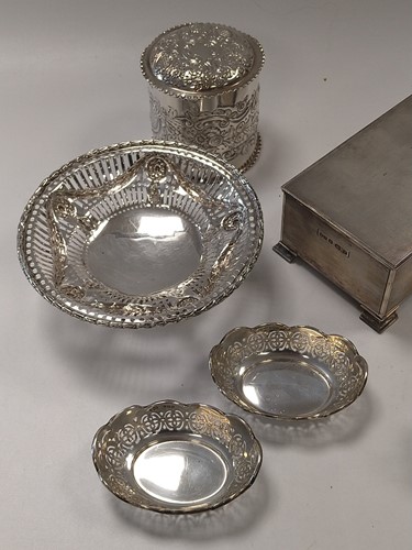 Lot 231 - A collection of silverware including a...