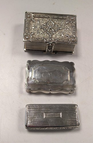 Lot 226 - A Victorian silver snuffbox, mark of Nathaniel...