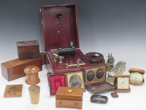 Lot 71 - A collection of items to include three...