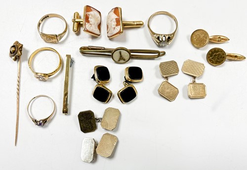 Lot 197 - A collection of 9ct gold jewellery including...