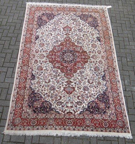 Lot 490 - A Tabriz rug 290 x 180cm