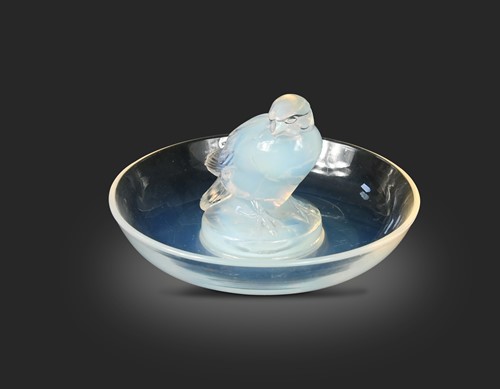 Lot 2 - Moineau, an R. Lalique opalescent glass cendrier, No. 284