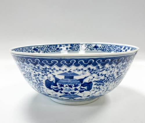 Lot 37 - A Chinese porcelain blue and white bowl, Qing Dynasty, 19th century