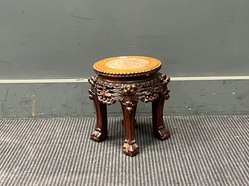 Lot 461 - A small Chinese marble topped stand 25 x 21cm
