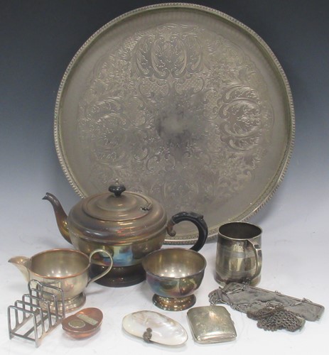 Lot 115 - A collection of metalwares to include silver...