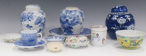 Lot 4 - A collection of Chinese / Japanese porcelain...