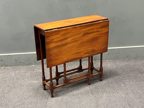 Lot 391 - An Edwardian Sutherland table of small...