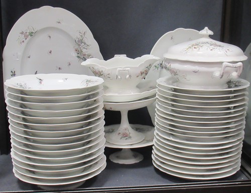 Lot 61 - A late 19th century French porcelain dinner...