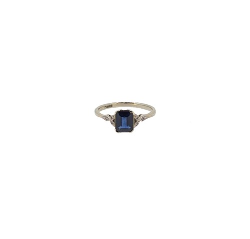 Lot 46 - A sapphire and diamond ring