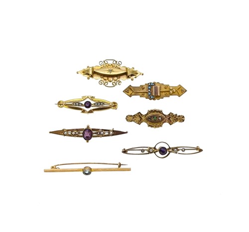 Lot 60 - A collection of brooches